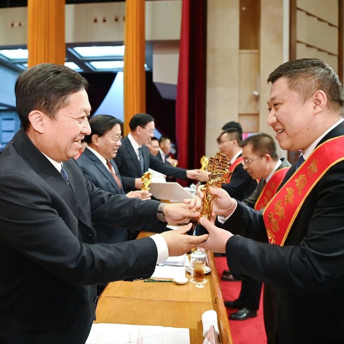 长春市委市政府表彰佐丹力集团，省委副书记、省长韩俊等领导为企业代表颁奖
