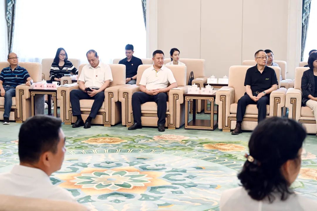 吉林省委书记景俊海、省政协主席朱国贤拜会全国政协副主席秦博勇一行,全国政协委员、佐丹力集团董事长韩丹参加会见