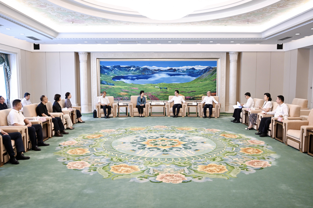 吉林省委书记景俊海、省政协主席朱国贤拜会全国政协副主席秦博勇一行,全国政协委员、佐丹力集团董事长韩丹参加会见